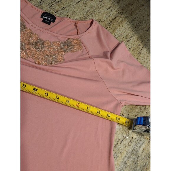 Simply Emma Size 1X Sharkbite Hem 3/4 Sleeve Beaded Embellished Neck Top Pink - Picture 3 of 15